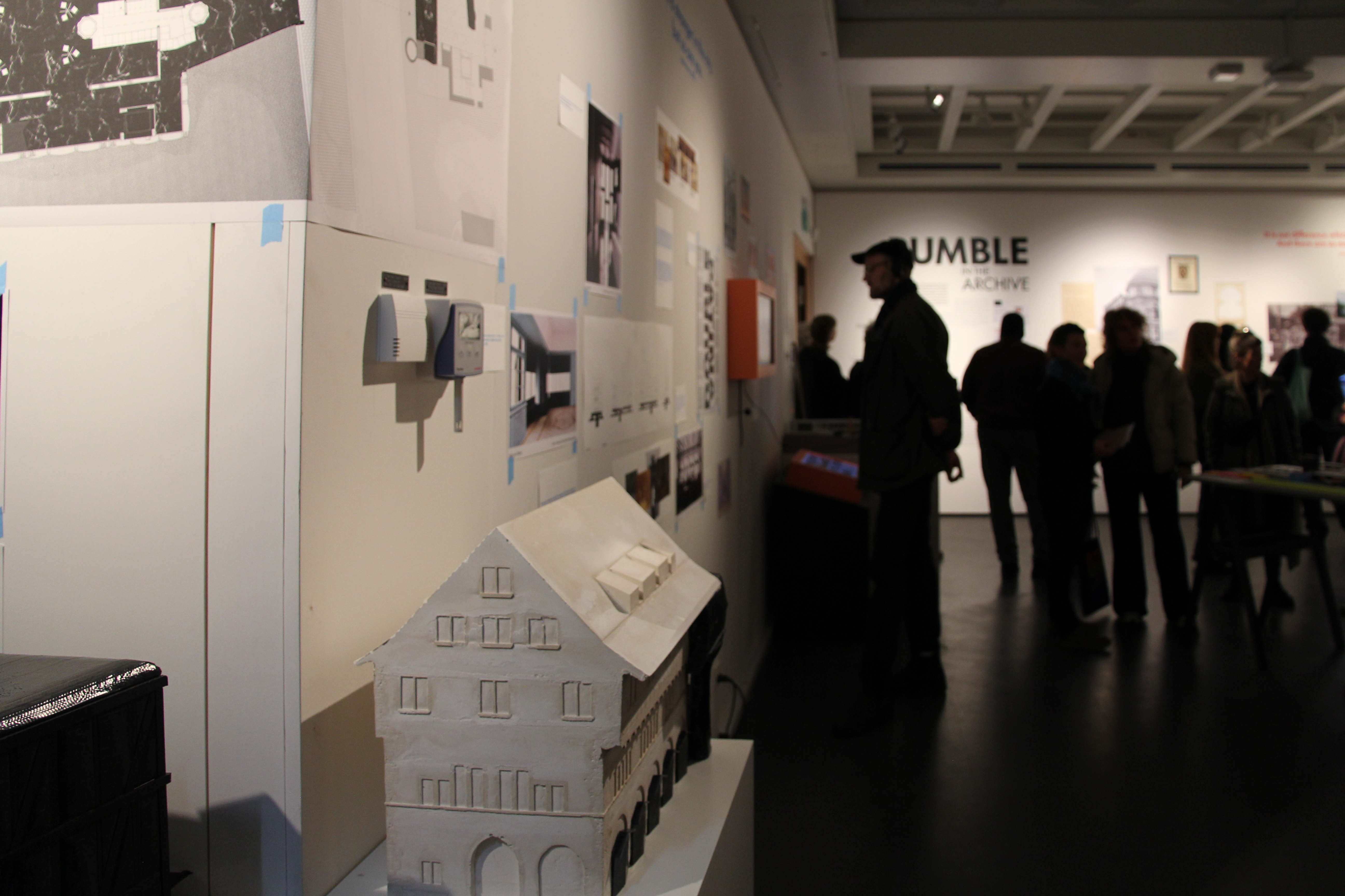 Tourists set off in their cars.