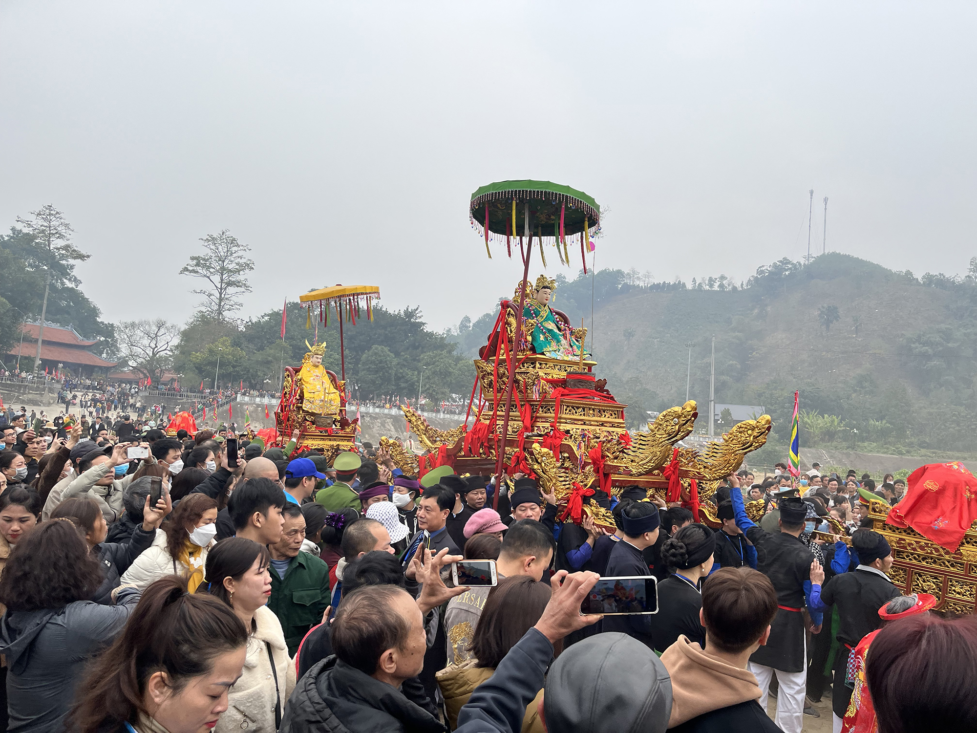 Procession, Dong Cuong Temple, Yên Bai province, source: Peter Larsen