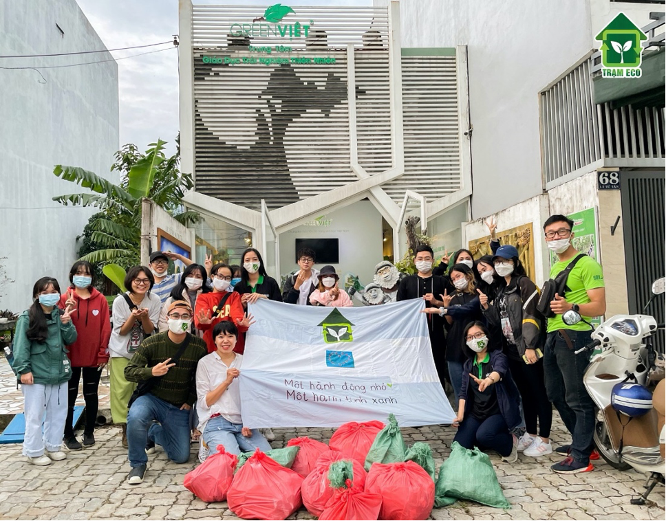An event organized by Trạm Eco with a workshop on recycling and clean up activity. Source: Facebook Trạm Eco.