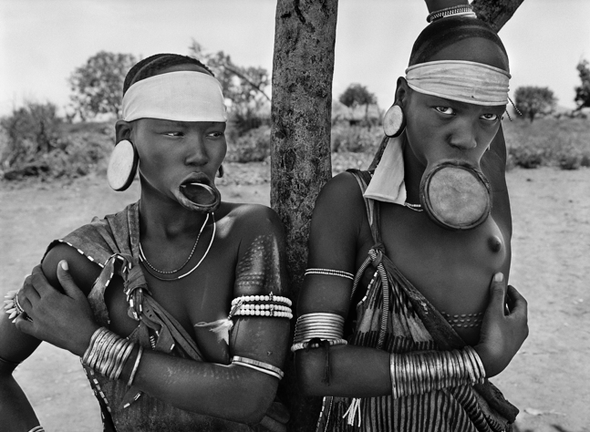 Im Mursi-Dorf Dargui im Mago-Nationalpark bei Jinka. Ähiopien, 2007 © Sebastião Salgado / Amazonas images 