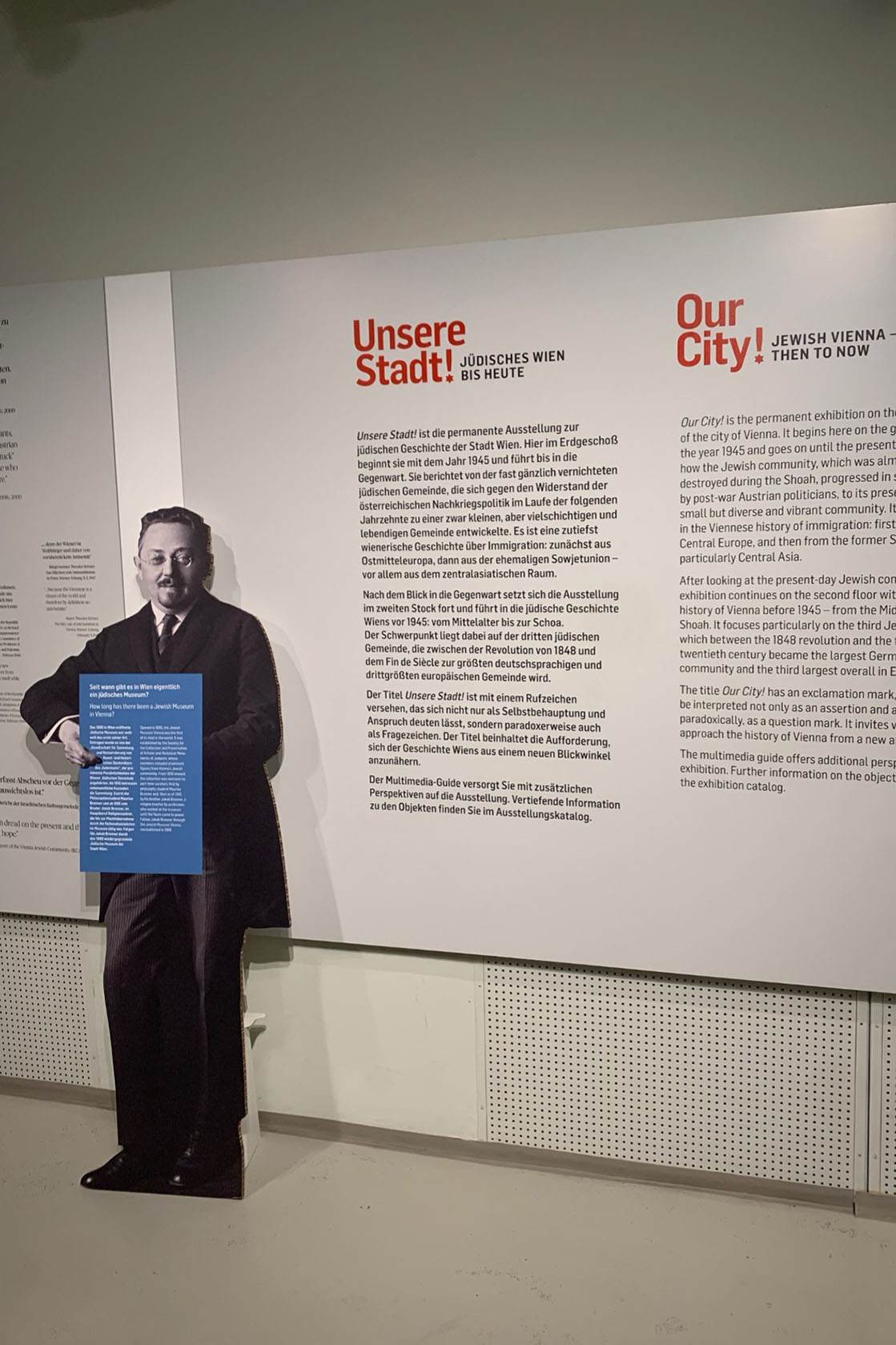 Abb. 3: Leitfigur durch die Geschichte des Hauses: Pappaufsteller Jakob Bronners in der Dauerausstellung (Foto J.H.).